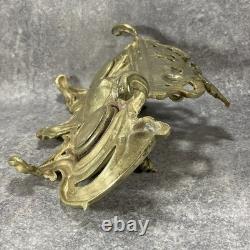 NÉCESSAIRE DE BUREAU. ENCRIER DOUBLE NAPOLÉON III. Bronze doré. Rocaille