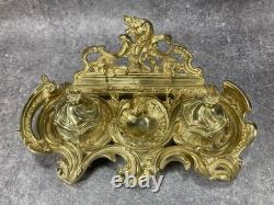 NÉCESSAIRE DE BUREAU. ENCRIER DOUBLE NAPOLÉON III. Bronze doré. Rocaille