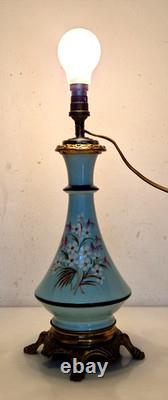 Napoléon III Pied de lampe à pétrole électrifiée Opaline décor floral peint