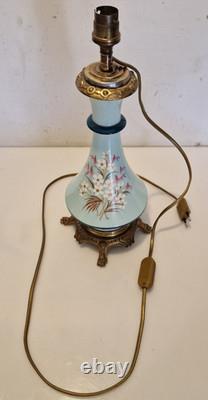 Napoléon III Pied de lampe à pétrole électrifiée Opaline décor floral peint
