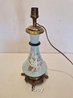 Napoléon III Pied de lampe à pétrole électrifiée Opaline décor floral peint