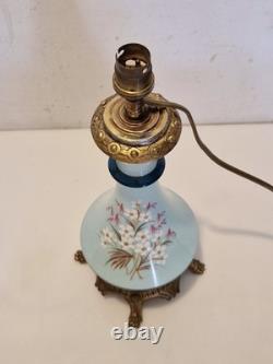Napoléon III Pied de lampe à pétrole électrifiée Opaline décor floral peint