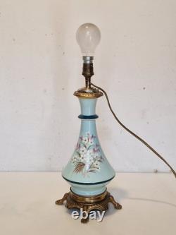 Napoléon III Pied de lampe à pétrole électrifiée Opaline décor floral peint