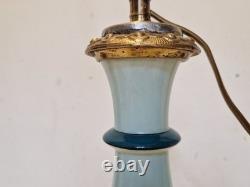 Napoléon III Pied de lampe à pétrole électrifiée Opaline décor floral peint Napoléon III Pied de lampe à pétrole électrifiée Opaline décor floral peint