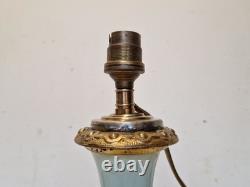 Napoléon III Pied de lampe à pétrole électrifiée Opaline décor floral peint