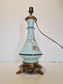 Napoléon III Pied de lampe à pétrole électrifiée Opaline décor floral peint