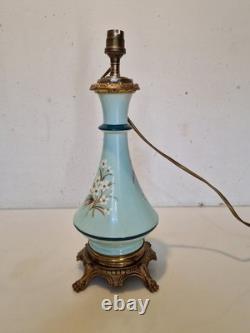 Napoléon III Pied de lampe à pétrole électrifiée Opaline décor floral peint