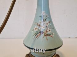 Napoléon III Pied de lampe à pétrole électrifiée Opaline décor floral peint