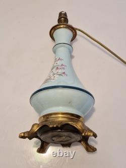 Napoléon III Pied de lampe à pétrole électrifiée Opaline décor floral peint
