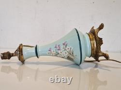Napoléon III Pied de lampe à pétrole électrifiée Opaline décor floral peint