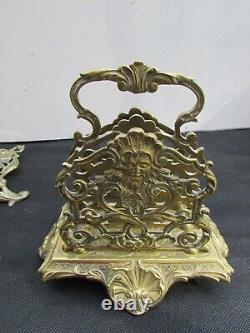 Nécessaire de bureau en bronze doré XIXème encrier range courrier tampon buvard