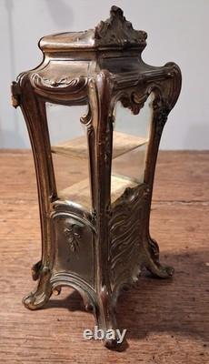 PETITE VITRINE A BIJOUX OU A BAGUES STYLE ROCAILLE EN REGULE ET BRONZE XIXème