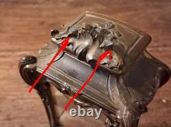 PETITE VITRINE A BIJOUX OU A BAGUES STYLE ROCAILLE EN REGULE ET BRONZE XIXème