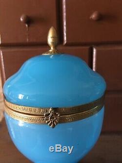 Paire De Pots Couverts Sur Piedouche Opaline Bleu Napoleon III