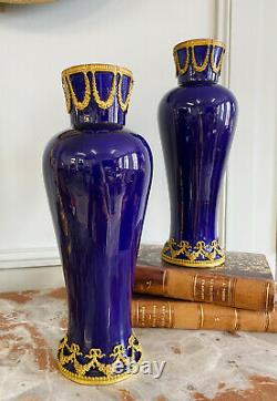 Paire De Vases D'époque Napoléon III En Porcelaine Ornée De Bronze Doré