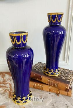 Paire De Vases D'époque Napoléon III En Porcelaine Ornée De Bronze Doré