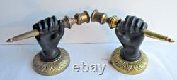 Paire d'appliques murales Napoléon III en bronze Mains noires tenant un flambeau