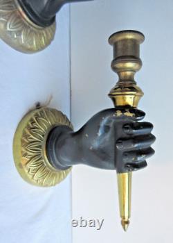 Paire d'appliques murales Napoléon III en bronze Mains noires tenant un flambeau