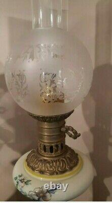 Paire de Lampes à Pétrole Électrifiée Structure Bronze en Opaline Napoléon III