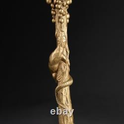 Paire de bougeoirs en bronze dorés, décors au lézard, lions et grappes de raisin