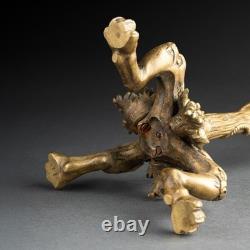 Paire de bougeoirs en bronze dorés, décors au lézard, lions et grappes de raisin