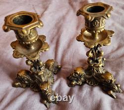 Paire de bougeoirs tripode Napoléon III en bronze à motifs de CHIMERES