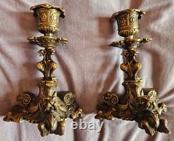 Paire de bougeoirs tripode Napoléon III en bronze à motifs de CHIMERES