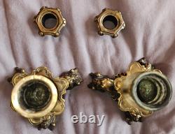 Paire de bougeoirs tripode Napoléon III en bronze à motifs de CHIMERES