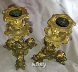 Paire de bougeoirs tripode Napoléon III en bronze à motifs de CHIMERES