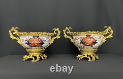Paire de coupes de style Imari en porcelaine polychrome et bronze doré