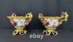 Paire de coupes de style Imari en porcelaine polychrome et bronze doré