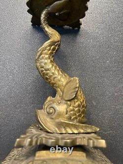 Paire de flambeaux ou bougeoirs en bronze, style Napoleon III en forme de dauphin