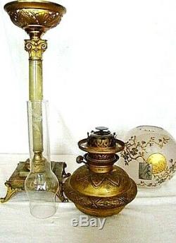 Paire de lampes à pétrole avec globes peints époque 19éme de marque A. Wauthoz