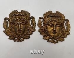 Paire de mascarons décoratifs en bronze XIXe éléments de meubles Paire de mascarons décoratifs en bronze XIXe éléments de meubles