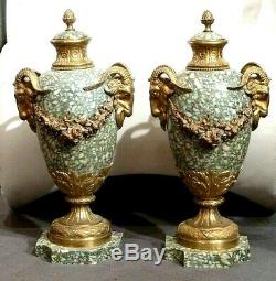 Paire de vases couverts en bronze et marbre, têtes de Bélier XIXème
