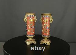 Paire de vases en bronze à émaux cloisonnés