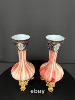 Paire de vases en opaline et bronze doré XIXe siècle