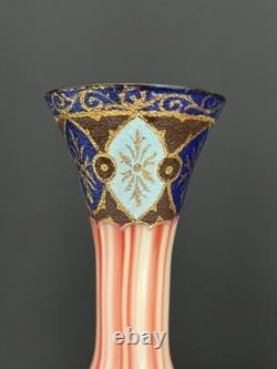 Paire de vases en opaline et bronze doré XIXe siècle