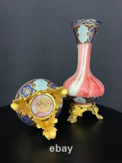 Paire de vases en opaline et bronze doré XIXe siècle