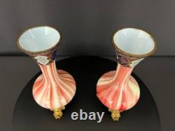 Paire de vases en opaline et bronze doré XIXe siècle