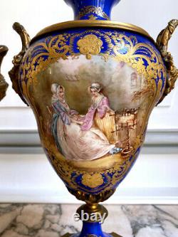 Paire de vases en porcelaine et bronze doré
