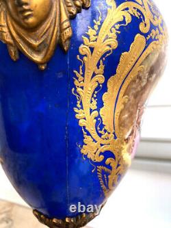 Paire de vases en porcelaine et bronze doré
