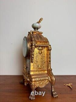 Pendule Napoléon III en bronze doré et plaques en porcelaine décorées et peintes