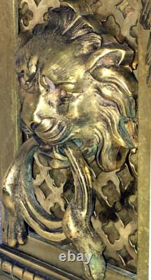 Pendule en bronze Napoléon III riche en bronze têtes de lions, glands