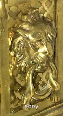 Pendule en bronze Napoléon III riche en bronze têtes de lions, glands