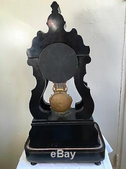 Pendule époque Napoléon III marqueterie de laiton et nacre balancier en bronze