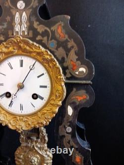 Pendule portique bois noirci marqueterie de laiton nacre. Napoléon III H 47cm