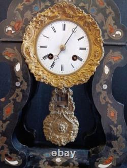 Pendule portique bois noirci marqueterie de laiton nacre. Napoléon III H 47cm
