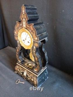 Pendule portique bois noirci marqueterie de laiton nacre. Napoléon III H 47cm