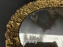 Plateau ovale en bronze ciselé et doré XIXe siècle